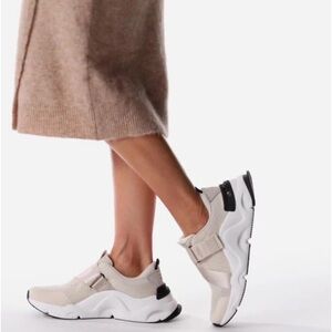 Sorel Women's Kinetic
RNEGD Strap Sneaker, size 7